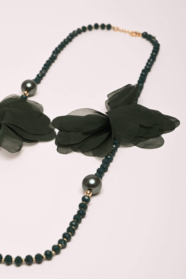 Collana con perline e fiori 3D
