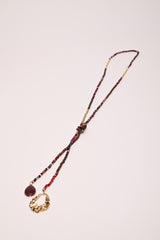 Collana lunga con perline e pendenti