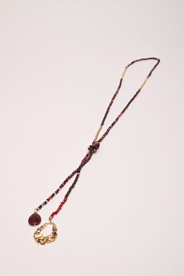 Collana lunga con perline e pendenti