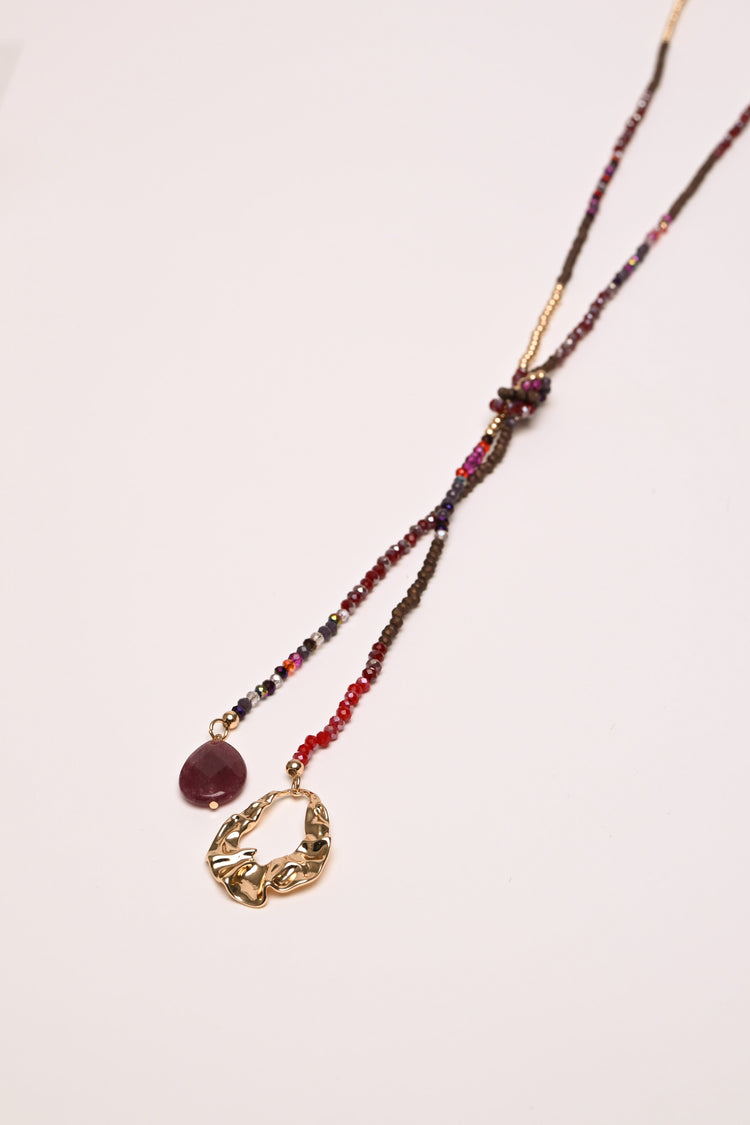Collana lunga con perline e pendenti