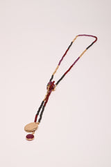 Collana lunga con perline e pendenti