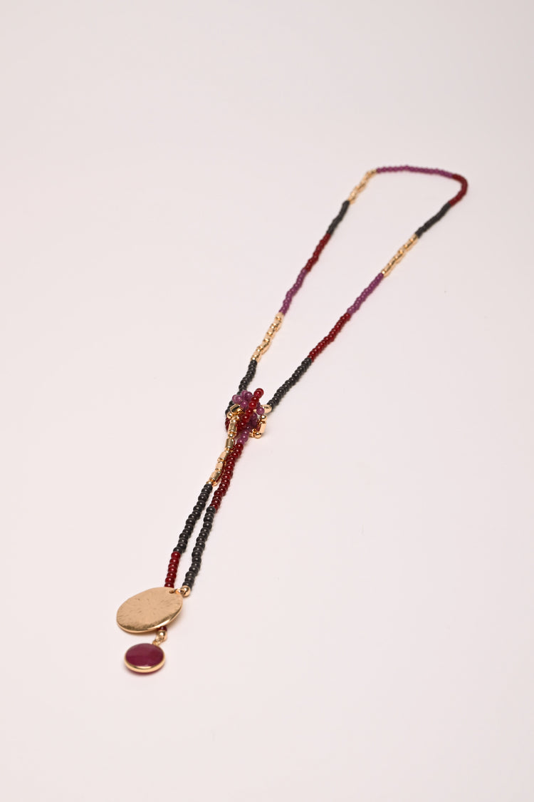 Collana lunga con perline e pendenti