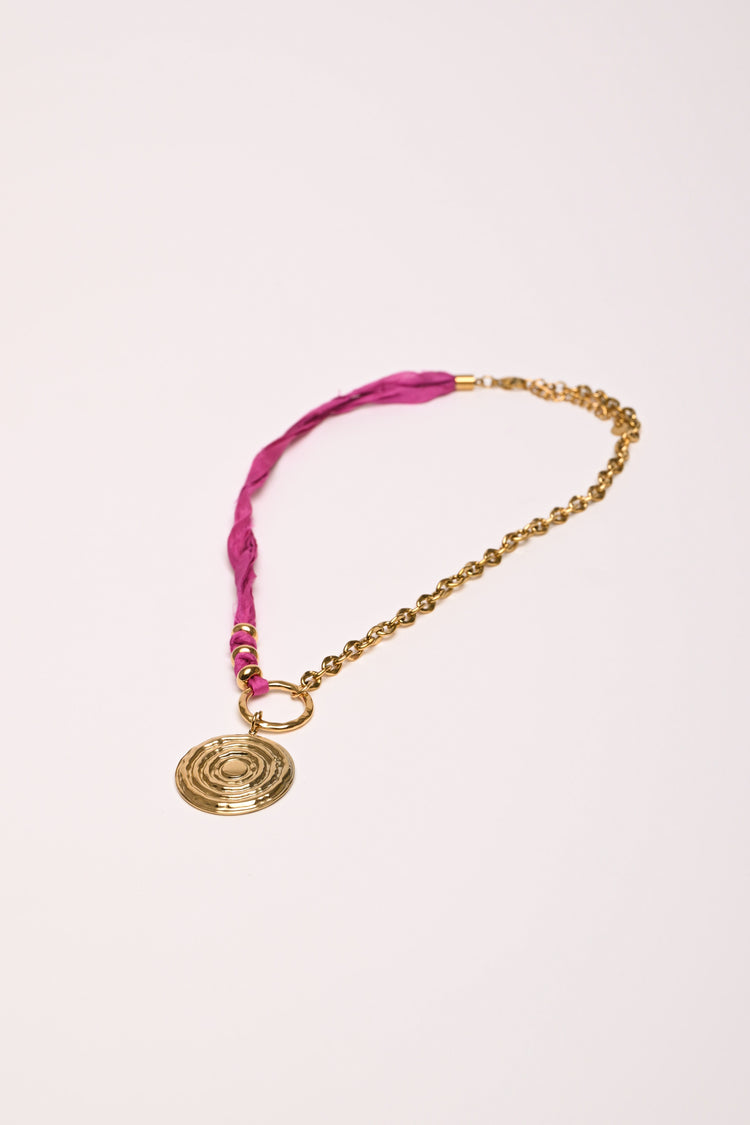 Collana con catenella, tessuto e pendente