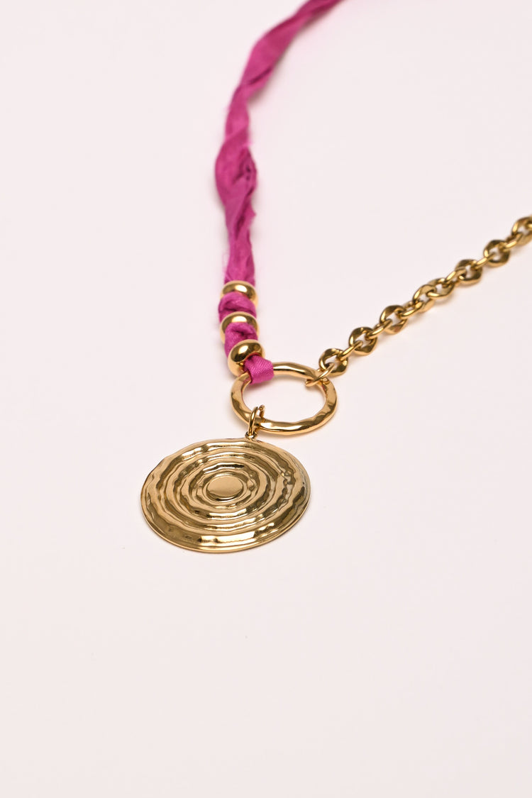 Collana con catenella, tessuto e pendente
