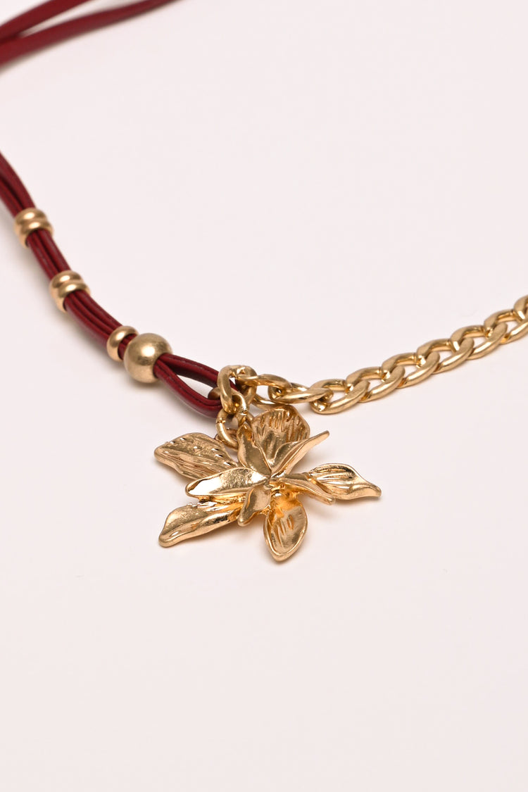 Collana in metallo e similpelle con fiore