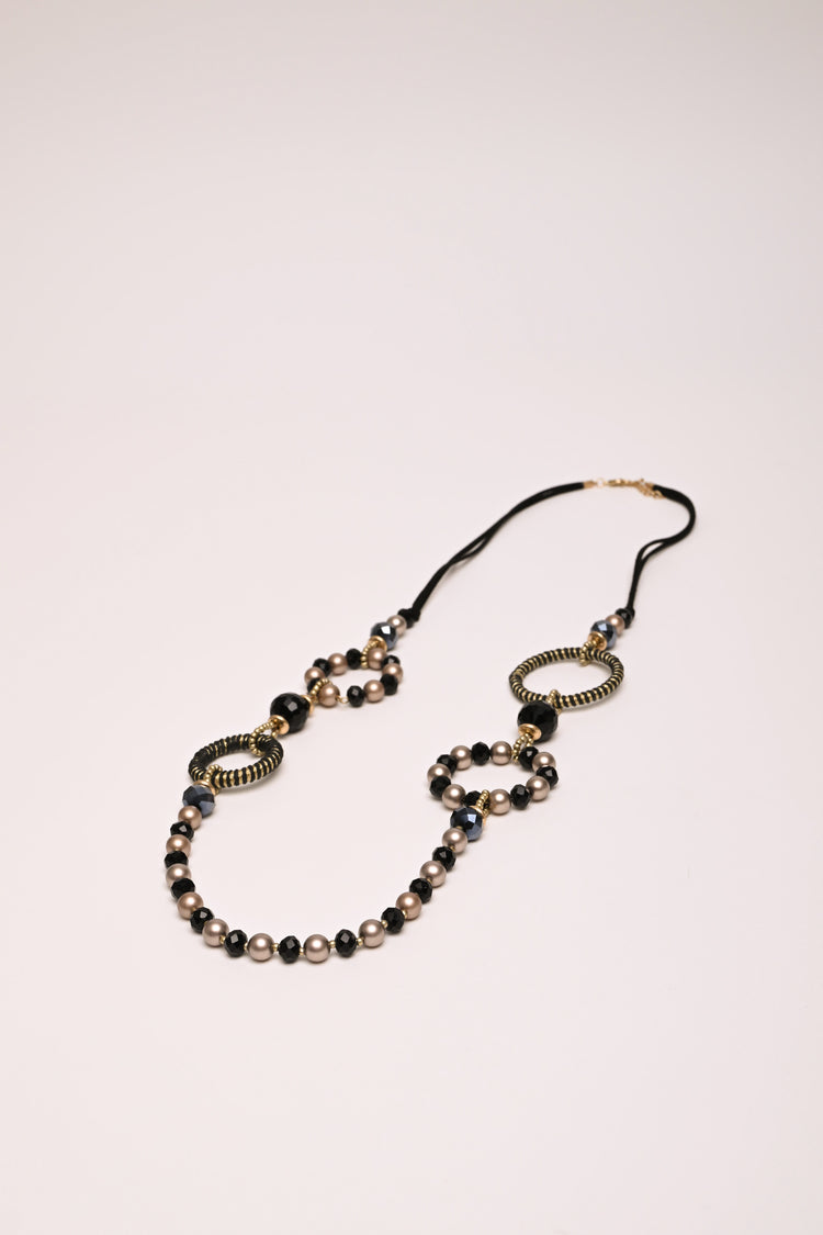 Collana con perline e cerchi