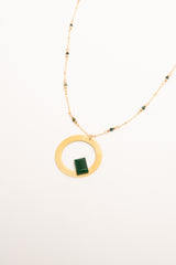 Collana con pendente a cerchio e pietra verde