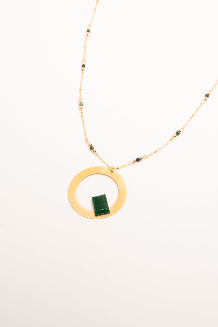Collana con pendente a cerchio e pietra verde
