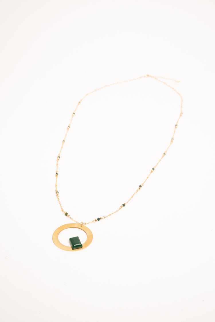 Collana con pendente a cerchio e pietra verde