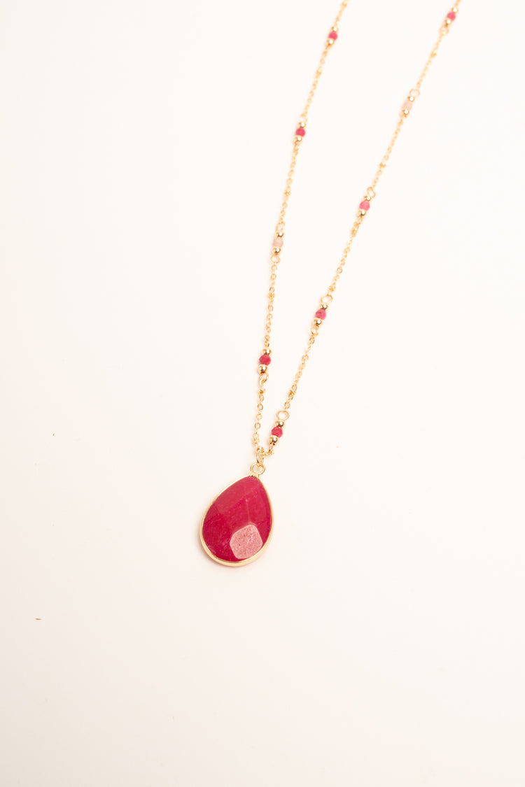 Collana con pendente a goccia fucsia