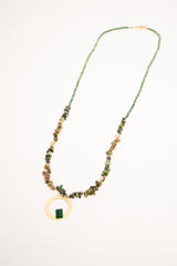Collana con pendente a cerchio e pietra verde