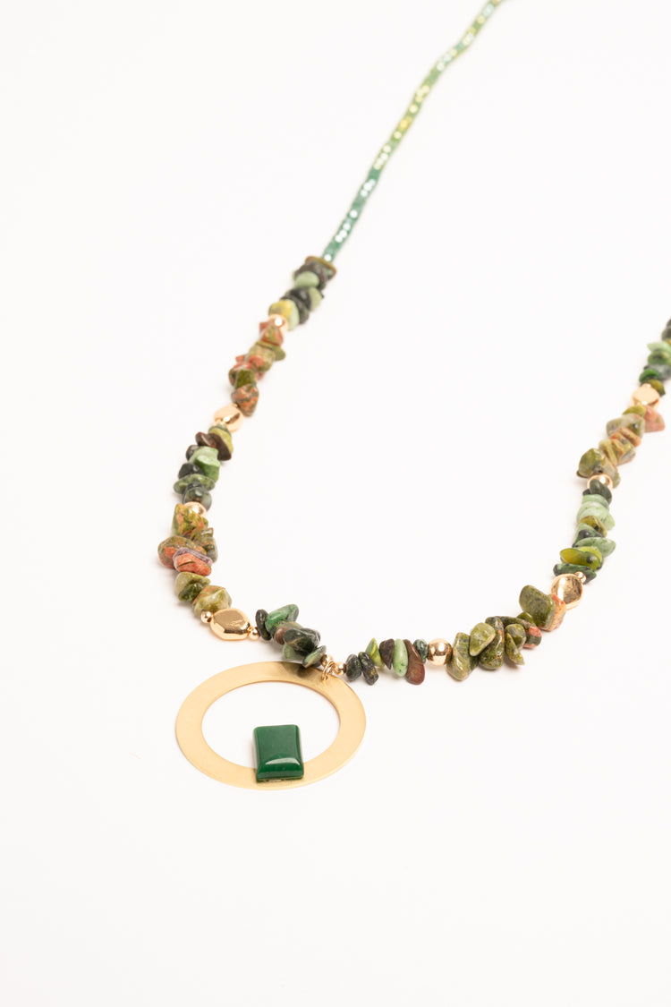 Collana con pendente a cerchio e pietra verde