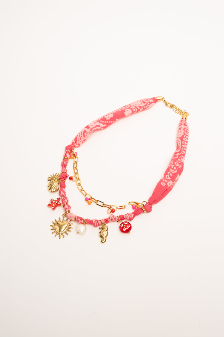 Collana con tessuto e pendenti