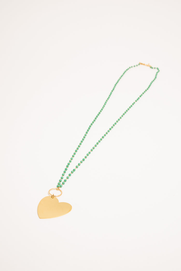 Collana con perline verde e pendente a cuore oro