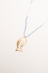 Collana con perline e pendente a pesce oro