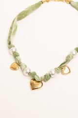 Collana in tessuto verde con pendenti e perle