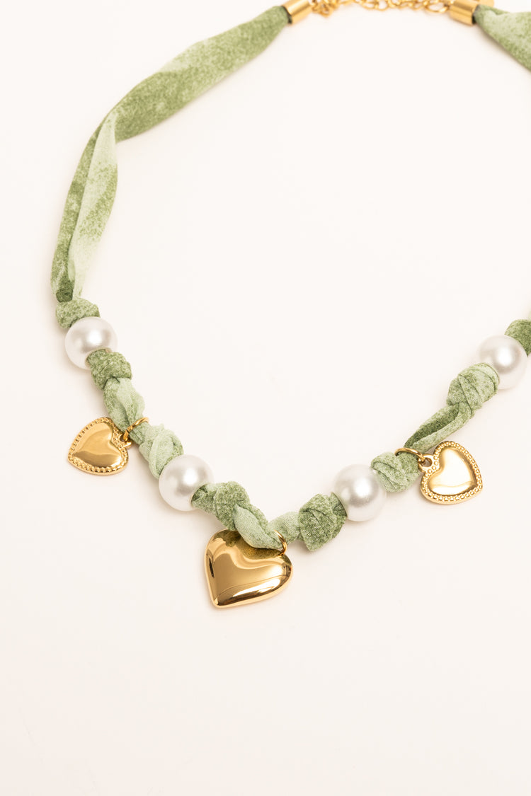 Collana in tessuto verde con pendenti e perle
