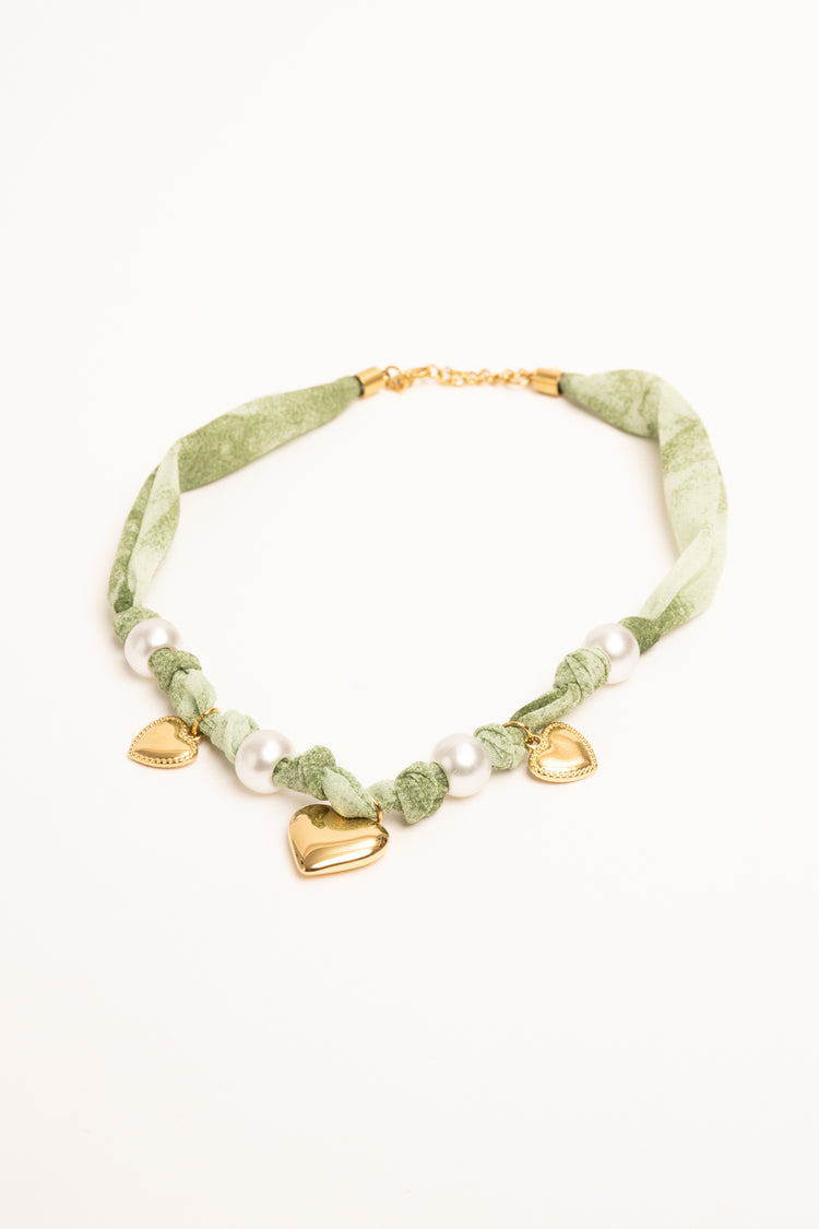 Collana in tessuto verde con pendenti e perle