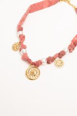 Collana in tessuto rosa con pendenti e perle