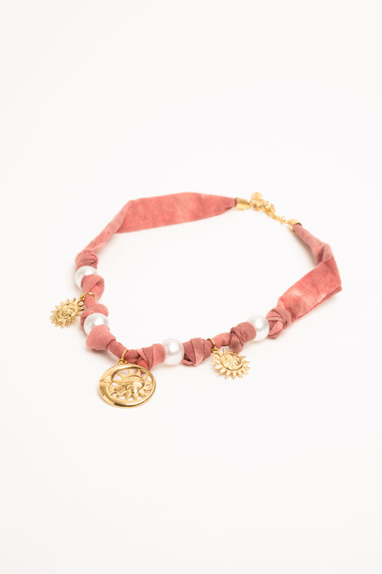 Collana in tessuto rosa con pendenti e perle