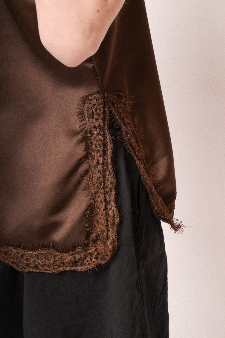 Top in raso con pizzo cioccolato