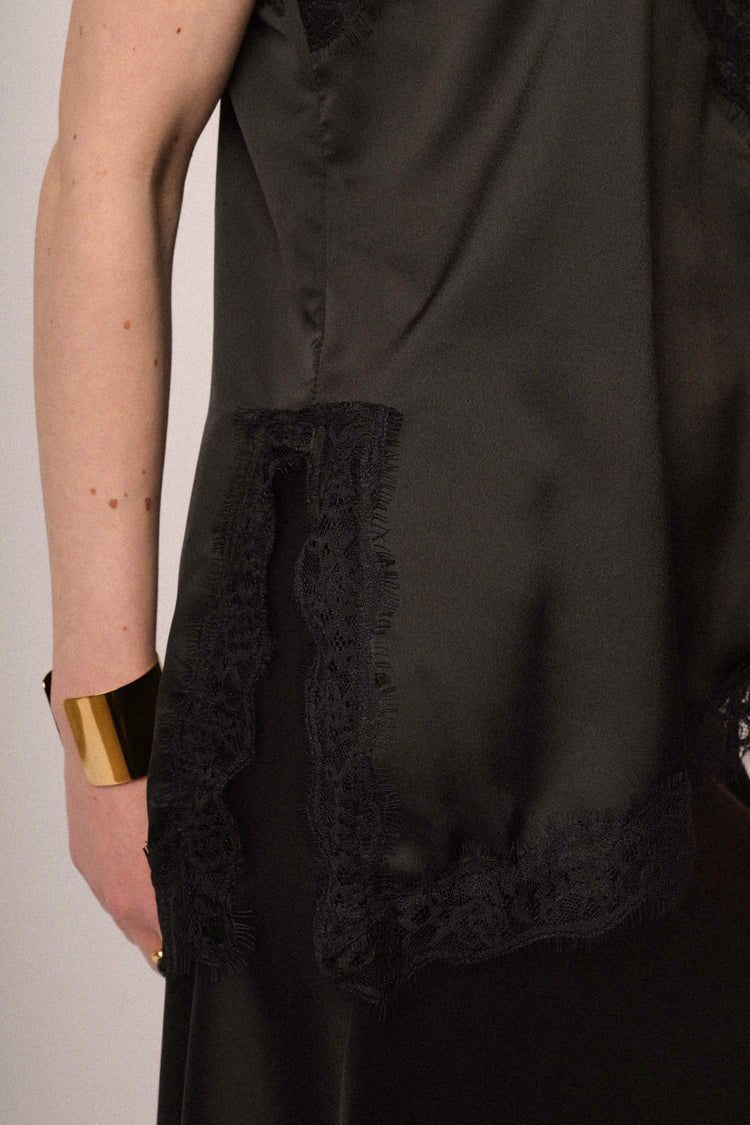 Top in raso con pizzo nero