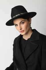 Cappello con cinturino animalier