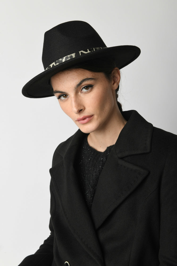 Cappello con cinturino animalier