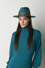 Cappello con cinturino etnico