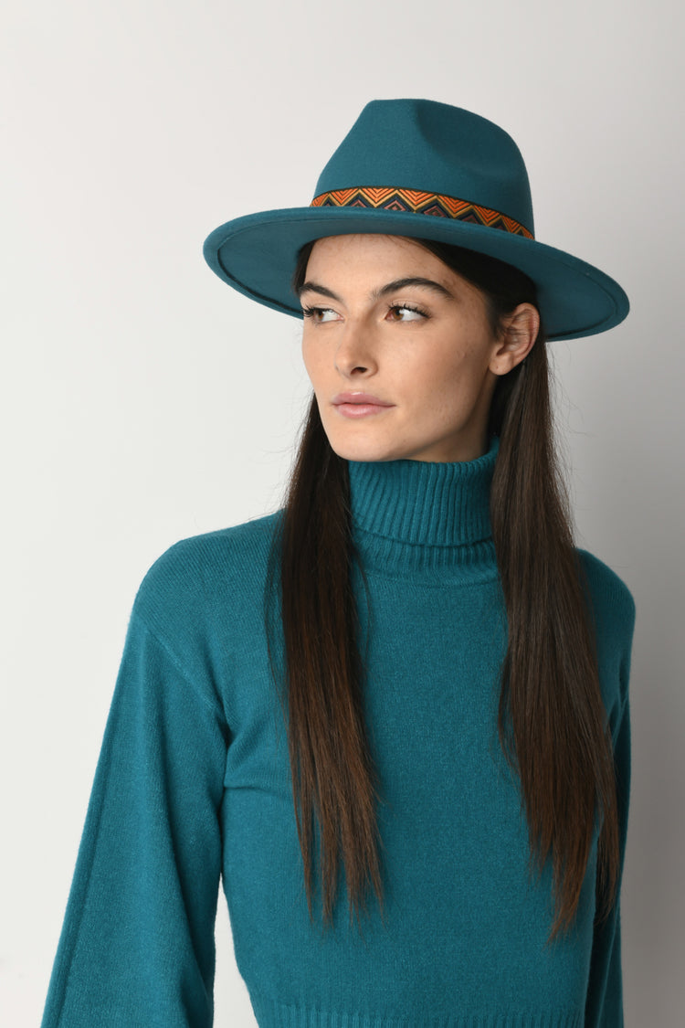 Cappello con cinturino etnico