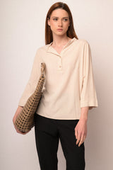 Blusa in viscosa beige con scollo serafino