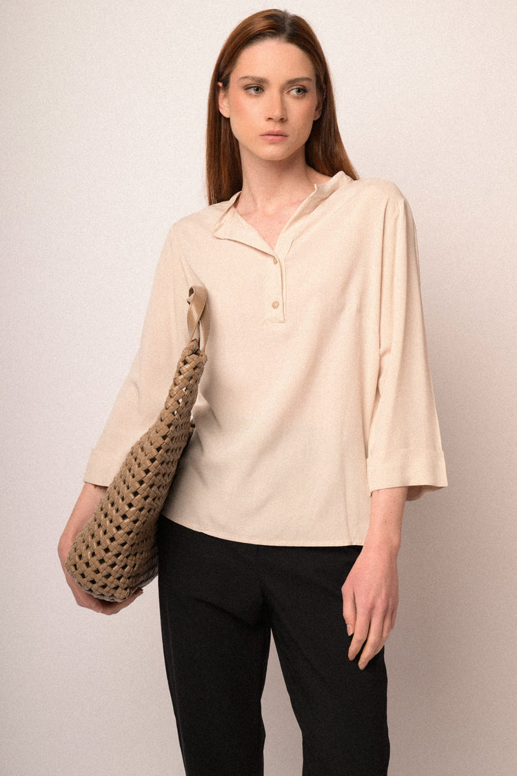 Blusa in viscosa beige con scollo serafino