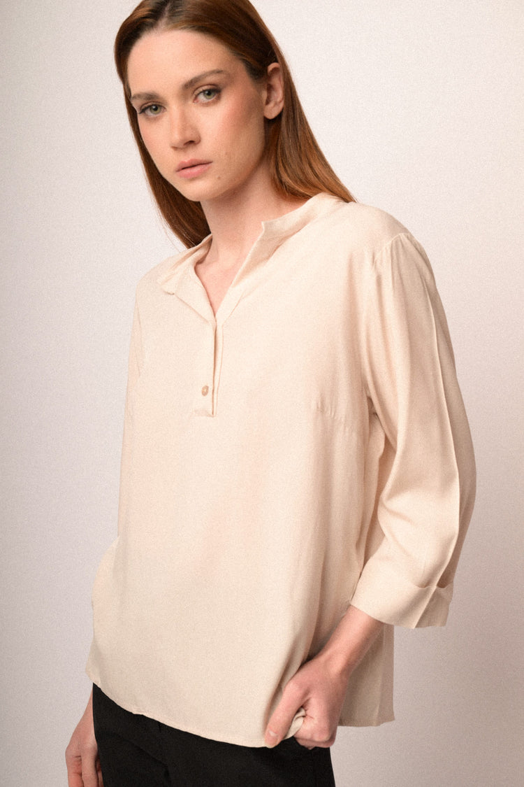 Blusa in viscosa beige con scollo serafino