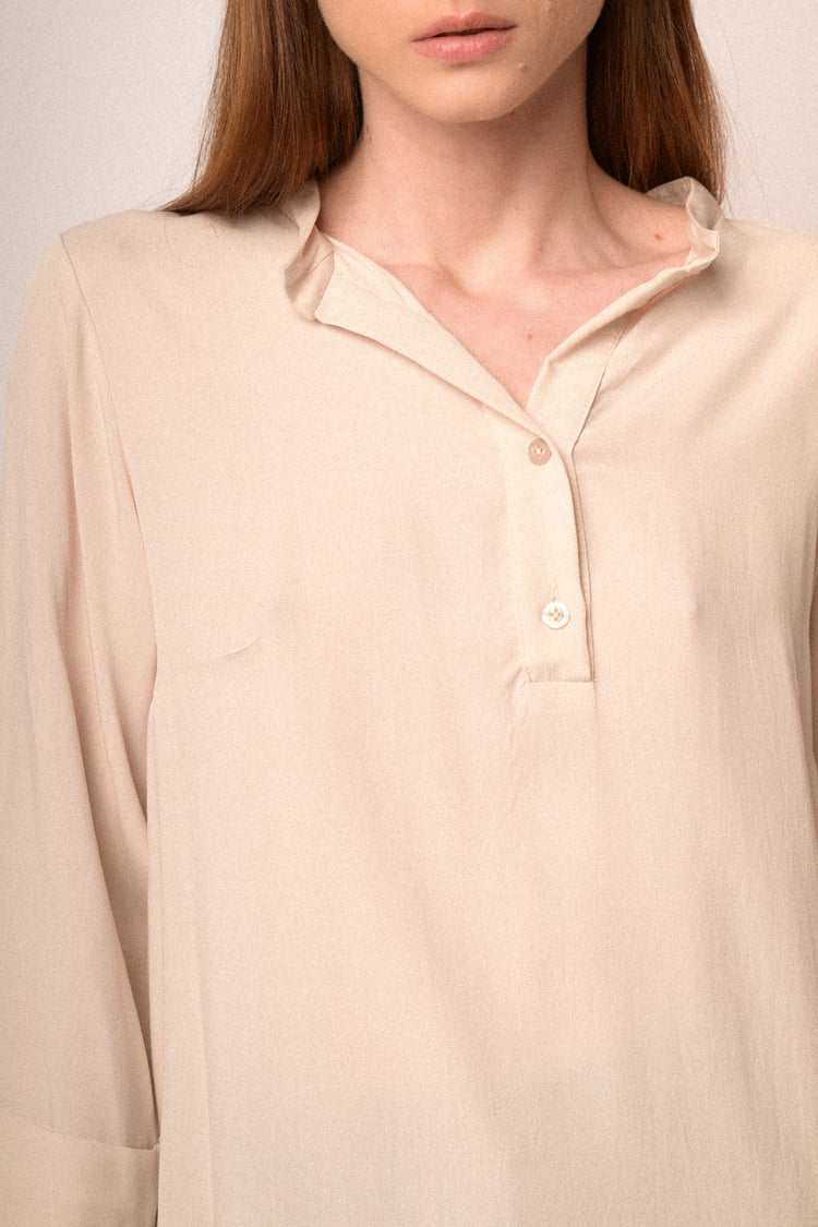 Blusa in viscosa beige con scollo serafino