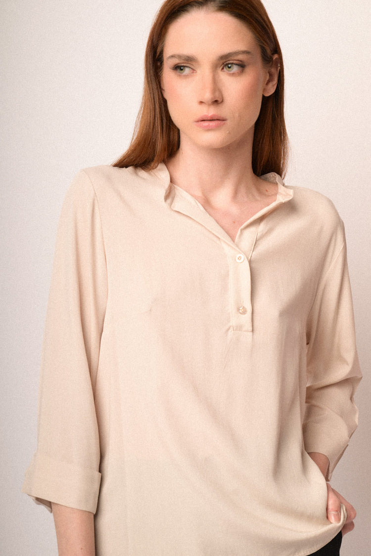 Blusa in viscosa beige con scollo serafino