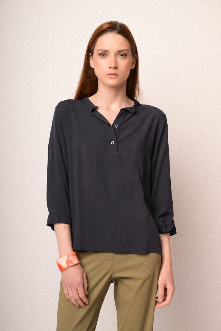 Blusa in viscosa blu con scollo serafino
