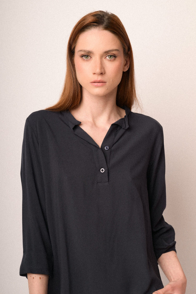 Blusa in viscosa blu con scollo serafino