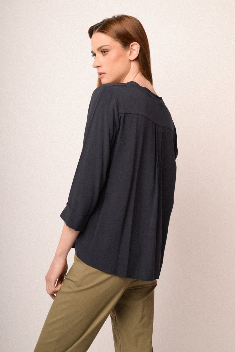 Blusa in viscosa blu con scollo serafino