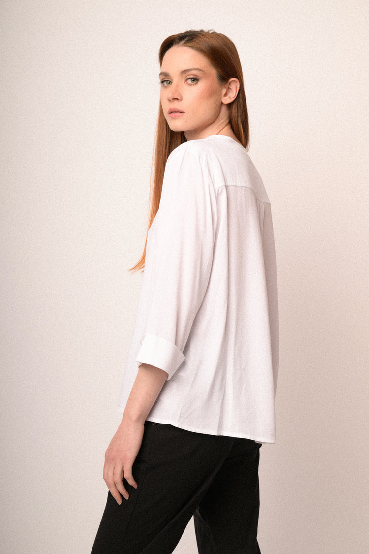 Blusa in viscosa bianca con scollo serafino