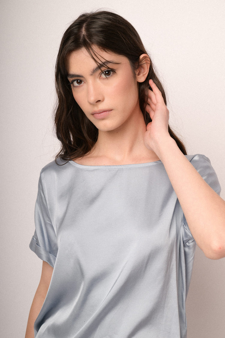 T-shirt in raso di viscosa azzurro polvere
