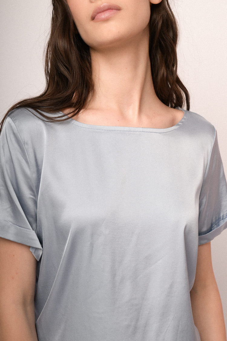 T-shirt in raso di viscosa azzurro polvere