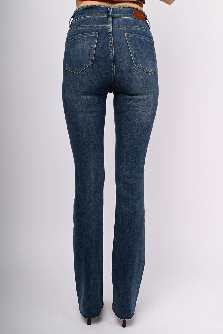 Jeans con vita sfrangiata