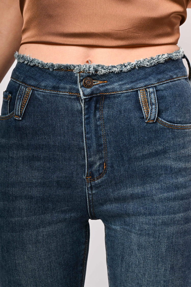 Jeans con vita sfrangiata
