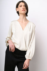 Blusa in raso con scollo incrociato