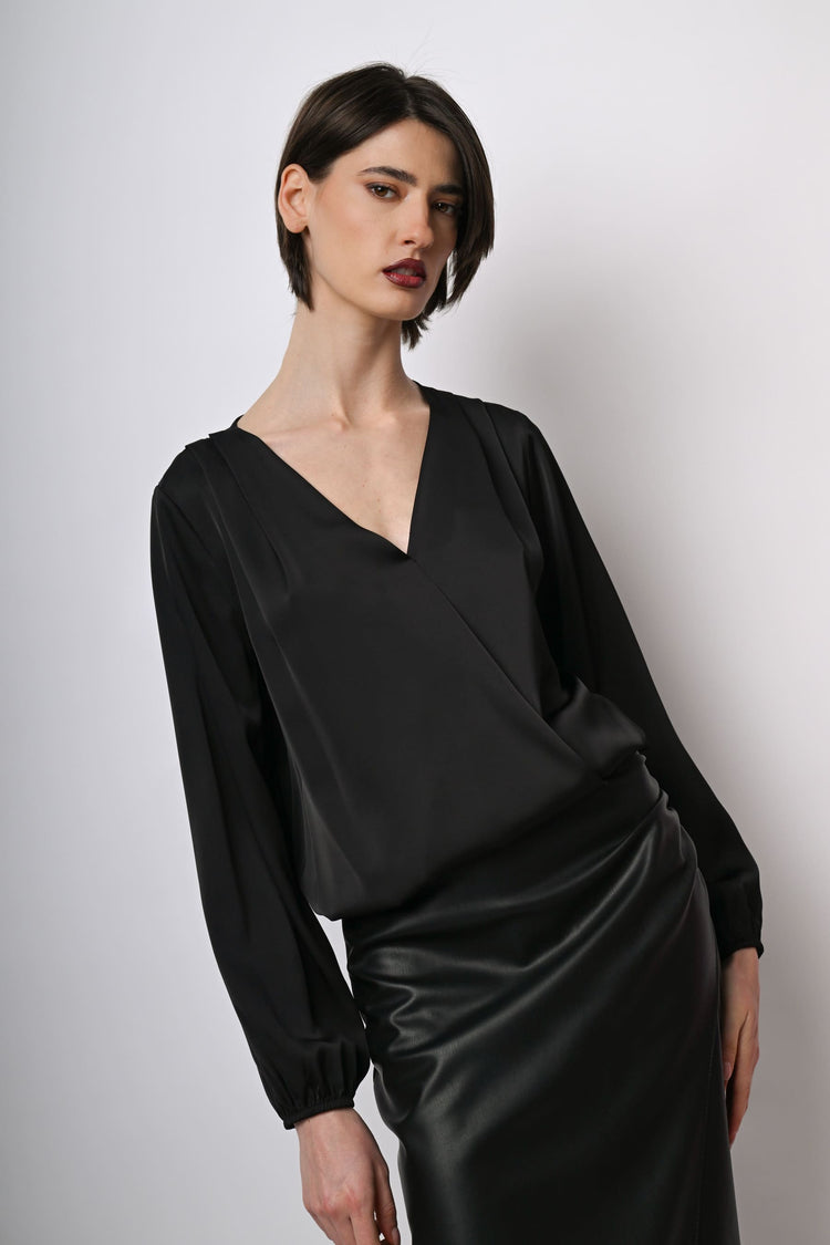 Blusa in raso con scollo incrociato