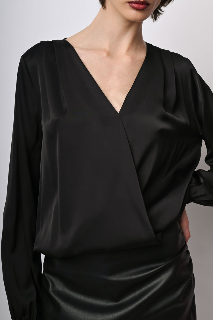 Blusa in raso con scollo incrociato