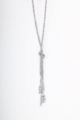 Collana lunga con perline e nodo