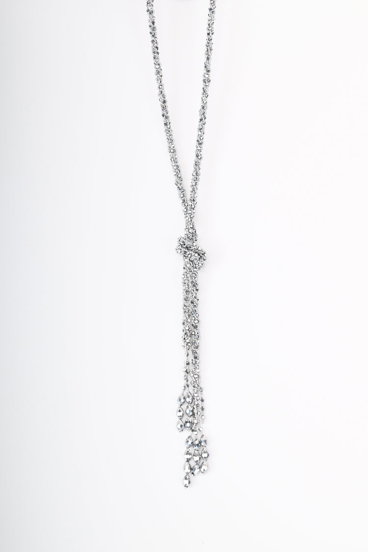 Collana lunga con perline e nodo