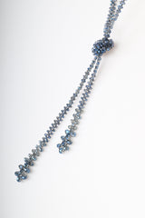 Collana lunga con perline e nodo