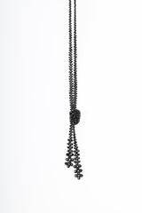Collana lunga con perline e nodo